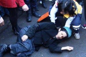 Otomobilin &ccedil;arptığı kadın yerde ambulans bekledi