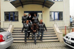 Otomobil dolandırıcıları polise takıldı