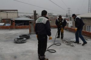&Uuml;st&uuml;nden y&uuml;ksek gerilim hattı ge&ccedil;en kat yıkıldı