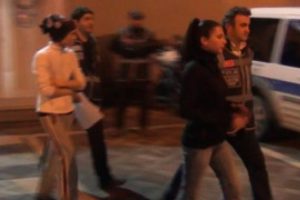 Travestiler internette yakalandı!