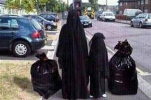 Bağış'tan Bel&ccedil;ikalı siyaset&ccedil;iye &ccedil;arşaflı fotoğraf tepkisi