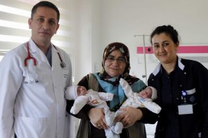 Parmak bebekler hayata tutundu