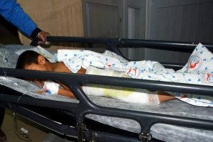&Uuml;zerine s&uuml;t d&ouml;k&uuml;len &ccedil;ocuk ağır yaralandı