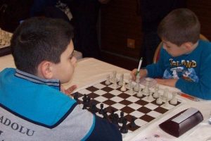 Gemlikli &ouml;ğrenci satran&ccedil;ta T&uuml;rkiye birincisi oldu