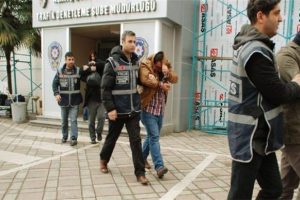 Polisi g&ouml;r&uuml;nce ikinci kattan atladılar