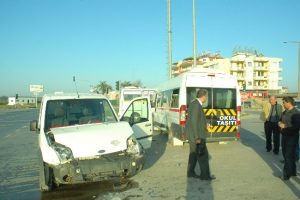 &Ouml;ğrenci servisi kamyonetle &ccedil;arpıştı