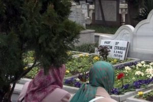Erbakan, mezarı başında anıldı