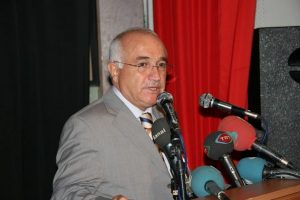 &Ccedil;i&ccedil;ek'i protesto etti, yurttan atıldı