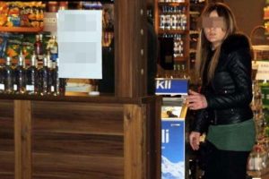 Kasiyer kadını tuvalete kilitleyip kasayı soydular
