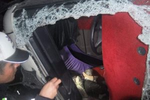 Yaralı s&uuml;r&uuml;c&uuml;ye &ccedil;apayla kırdıkları camdan ulaştılar