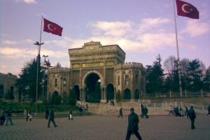 İstanbul &Uuml;niversitesi yine karıştı!