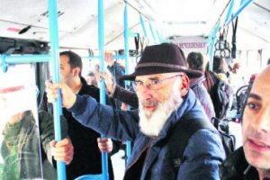 Kadı Efendi halk otob&uuml;s&uuml;nde!