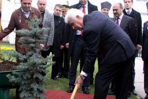 Eroğlu, Denktaş'ın ağacının yanına fidan dikti