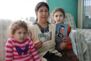 Hem babasını hem eşini kaybetti