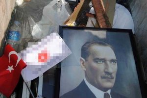 Atat&uuml;rk portresini &ccedil;&ouml;pe attılar