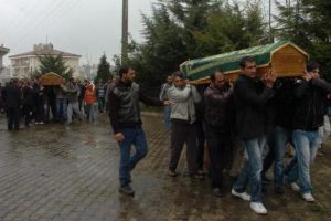 Kız isteme kavgasında &ouml;len 2 kişi toprağa verildi