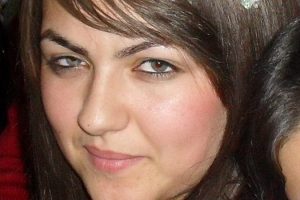 Sinem'in annesi kızının fotoğrafları ile avunuyor