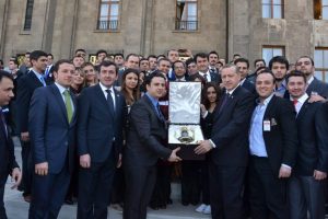 Gen&ccedil;ler Başbakan'ın doğum g&uuml;n&uuml;n&uuml; unutmadı