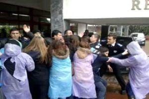 Eylemci kız &ouml;ğrencilere g&uuml;venlik m&uuml;dahalesi