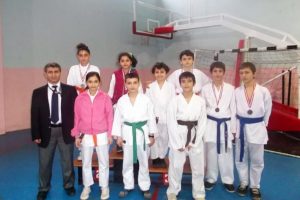 Karate kursu &ouml;ğrencileri Sakarya'dan 7 madalya ile d&ouml;nd&uuml;