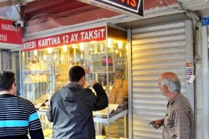Dolandırıcıyı paketleyip polise teslim etti