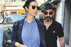 Ahu Yağtu Cem Yılmaz'ın ayakkabılarını satıyor