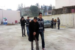 &Uuml;niversitelilere uyuşturucu satan 3 kişiye g&ouml;zaltı