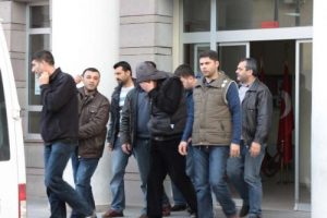 Polisten ka&ccedil;ak i&ccedil;ki ve uyuşturucu operasyonu