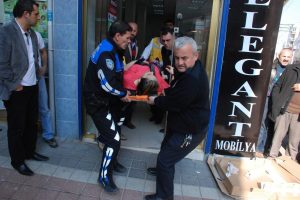 Boşanmak isteyen karısını av t&uuml;feğiyle vurdu