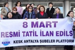 Kadınlar 8 Mart'ta resmi tatil istiyor!