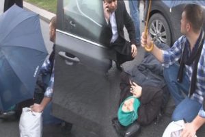 Yaralı kadının başında şemsiye n&ouml;beti