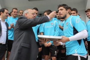 Baklavayı futbolculara eliyle yedirdi
