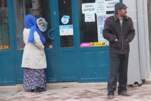 Esnaf namaza gitti d&uuml;kkanda kilitli kaldı