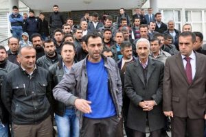Bozuk yollar s&uuml;r&uuml;c&uuml;leri isyan ettirdi