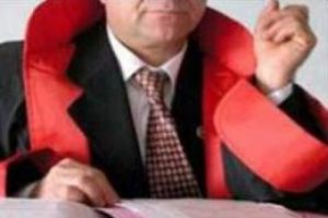 Hakime hain tuzak son anda engellendi