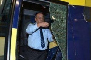 "Takım otob&uuml;s&uuml;n&uuml; şof&ouml;r taşlamış!"