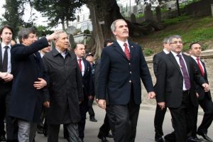 Arın&ccedil; ile Davutoğlu, cami ve t&uuml;rbeleri gezdi