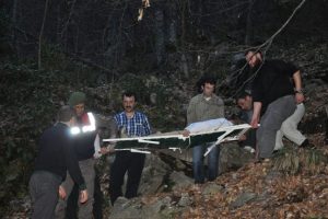 Şelale &ouml;n&uuml;nde fotoğraf &ccedil;ektirmek isterken d&uuml;şt&uuml;