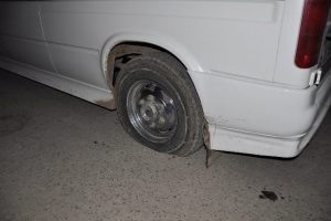 Park halindeki minib&uuml;s&uuml;n lastikleri kesildi