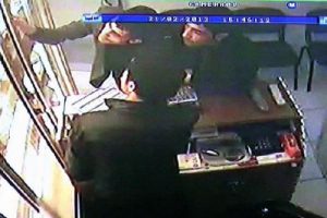 Kuyumcunun g&ouml;zleri &ouml;n&uuml;nde bilezikleri &ccedil;aldılar