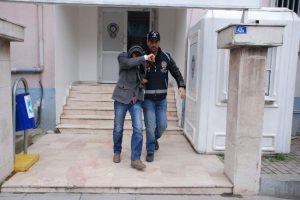 Ayrılmak isteyen nişanlısını tehdit etti