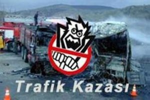 Lastiği patlayan minib&uuml;s TIR'a &ccedil;arptı
