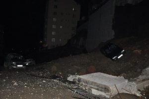 İstinat duvarı patladı, 4 ara&ccedil; toprak altında kaldı