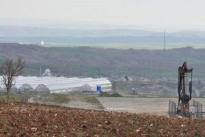 Petrol kuyusundan sıcak su fışkırdı