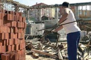 İnşaatta atletle &ccedil;alışan iş&ccedil;iye para cezası