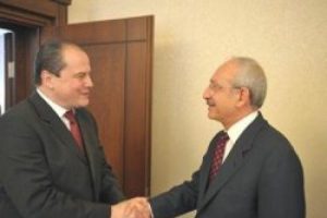 Kılı&ccedil;daroğlu konuğunu Fransızca karşıladı