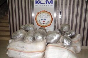 Diyarbakır'da 403 kilo esrar ele ge&ccedil;irildi