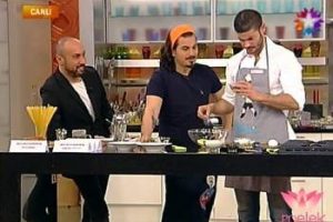 Yakışıklı oyuncu canlı yayında yemek yaptı