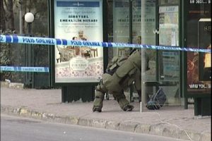 Otob&uuml;s durağında ş&uuml;pheli &ccedil;anta paniği
