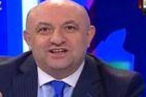Alişan, Sinan Engin'e olan takım elbise s&ouml;z&uuml;n&uuml; tuttu